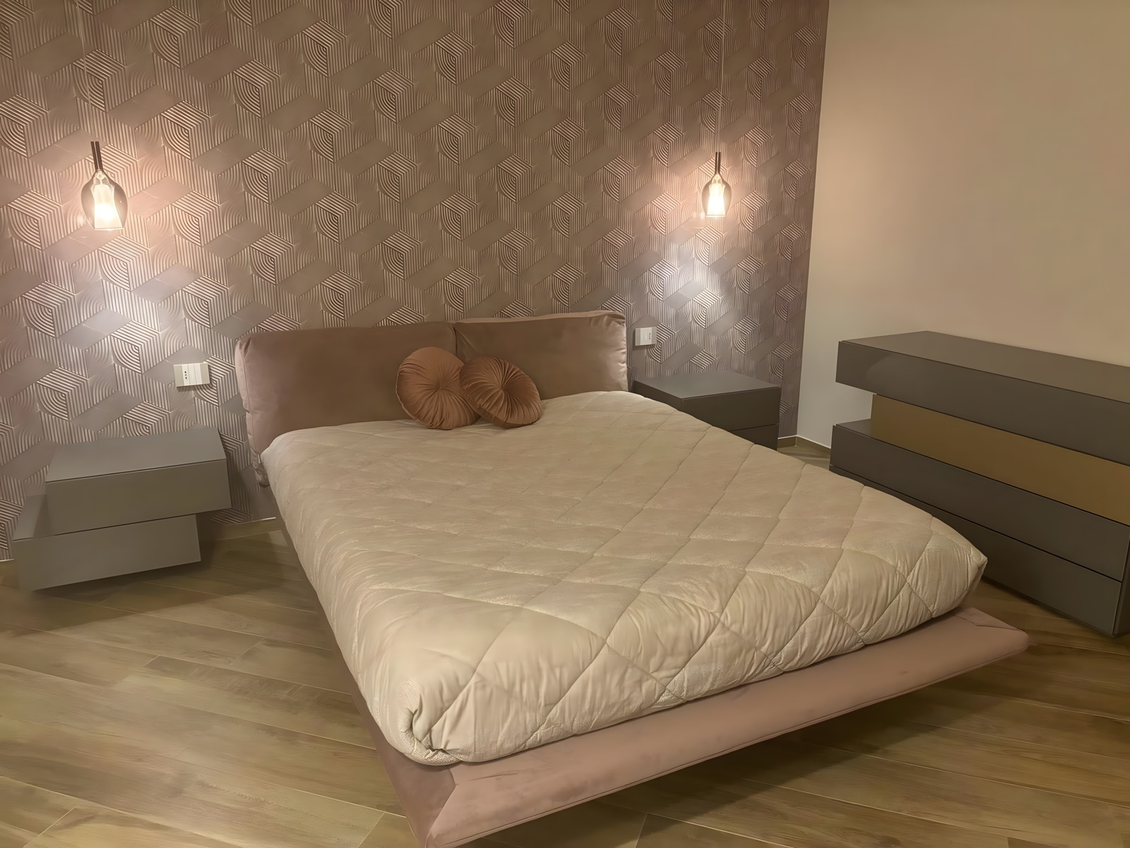 Camera da letto con letto imbottito rosa antico e comodini sospesi, realizzata da Arte Nuova