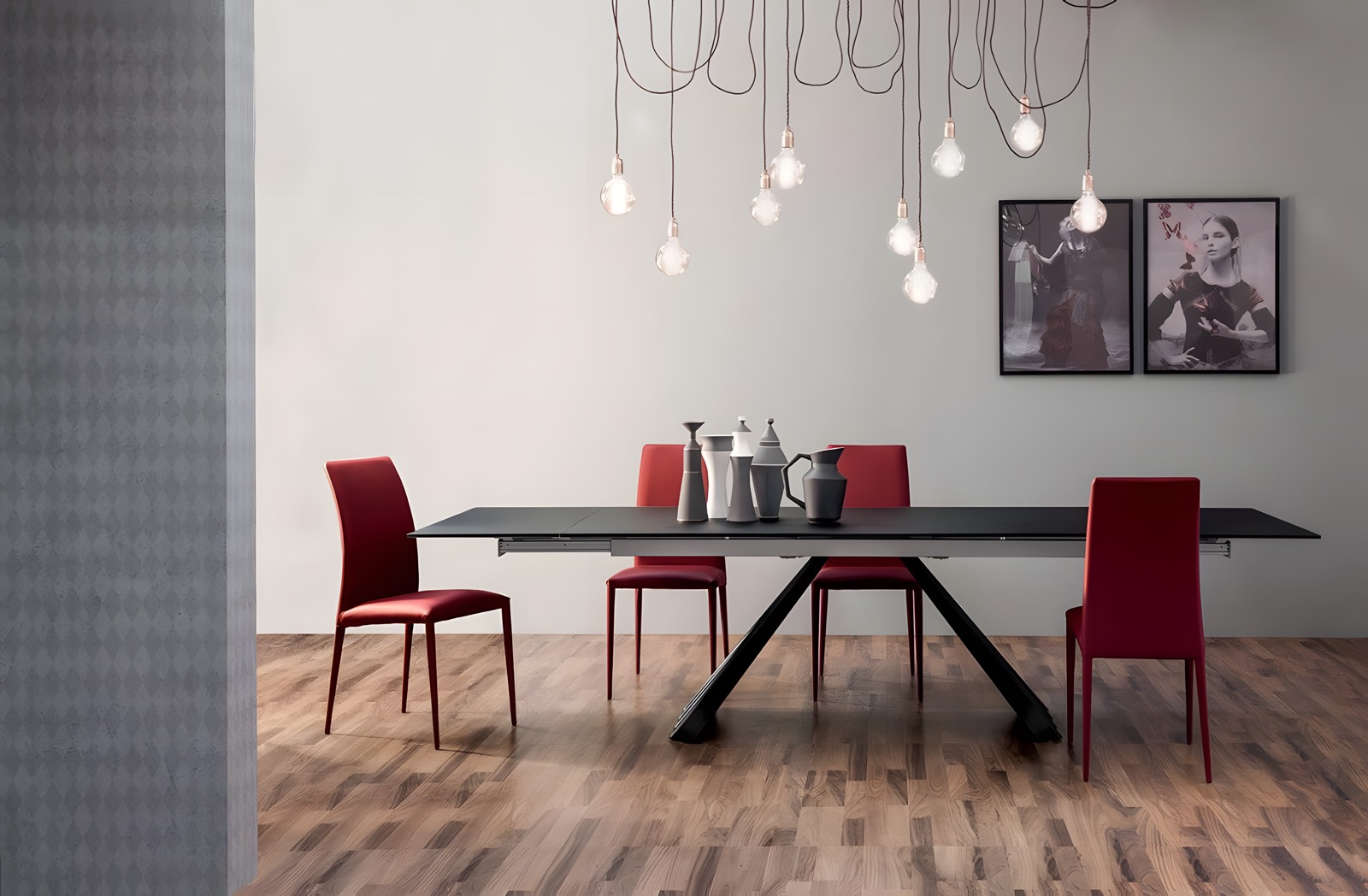 Tavolo allungabile scuro con sedie rosse